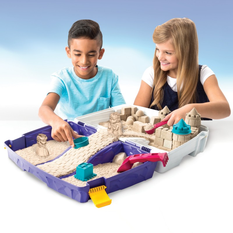 Kinetic Sand - ARENA MÁGICA - MALETÍN DE ACTIVIDADES - 907g de Arena y Caja de Arena Plegable - Kit Manualidades Niños -