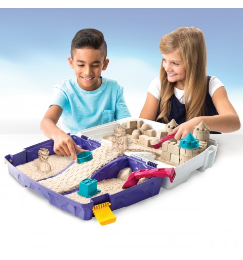 Kinetic Sand - ARENA MÁGICA - MALETÍN DE ACTIVIDADES - 907g de Arena y Caja de Arena Plegable - Kit Manualidades Niños -