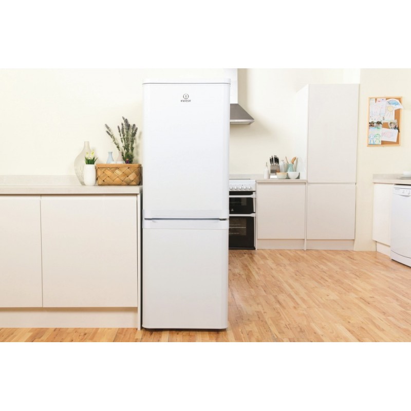 Indesit NCAA 55 fridge-freezer Freestanding 228 L F White