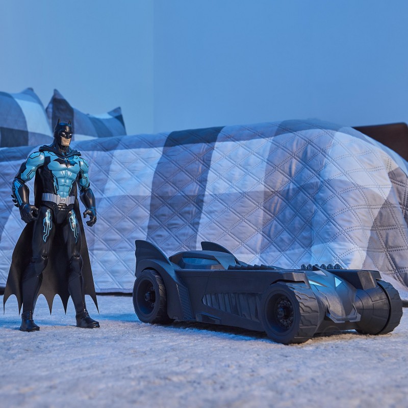 DC Comics BATMAN, action figure di Tactical BATMAN da 30 cm e veicolo Batmobile