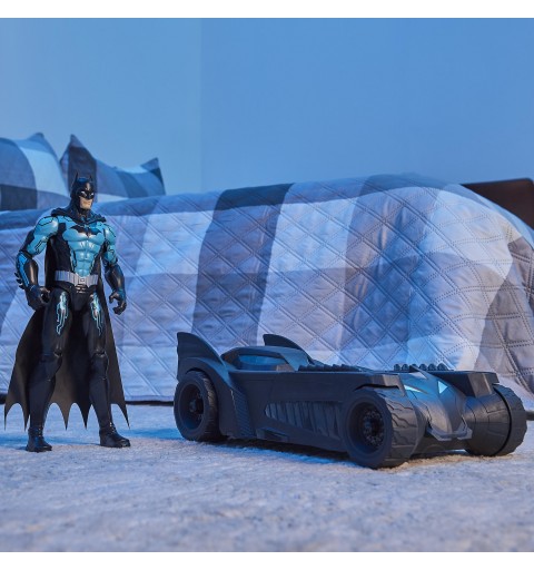 DC Comics BATMAN, action figure di Tactical BATMAN da 30 cm e veicolo Batmobile