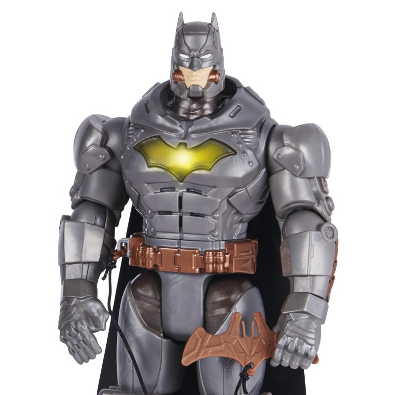 DC Comics , BATMAN, Personaggio Deluxe Battle Strike Batman da 30 cm, 5 accessori, oltre 20 suoni, giocattoli da collezionare