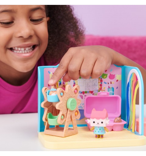 Gabby's Dollhouse , Stanza Baby Box Craft-a-riffic con il personaggio gatto Baby Scatola, accessori, mobili e scatole con