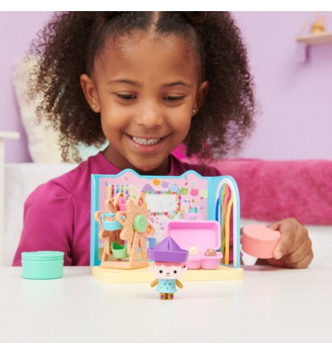 Gabby's Dollhouse , Stanza Baby Box Craft-a-riffic con il personaggio gatto Baby Scatola, accessori, mobili e scatole con