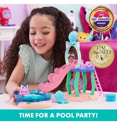 Gabby's Dollhouse , set di gioco Piscina fusastica con personaggi Gabby e Siregatta, code da sirena che cambiano colore e