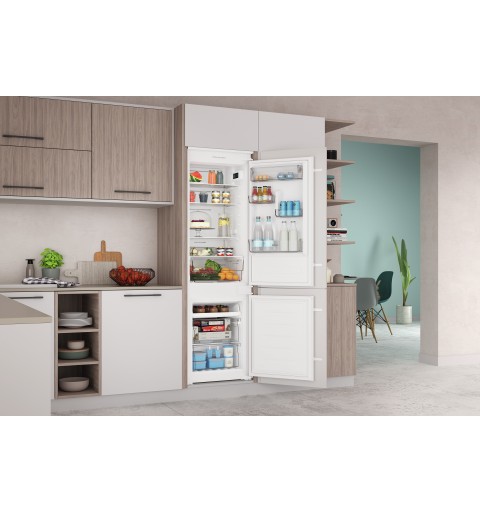 Indesit INC18 T112 Built-in 250 L E White