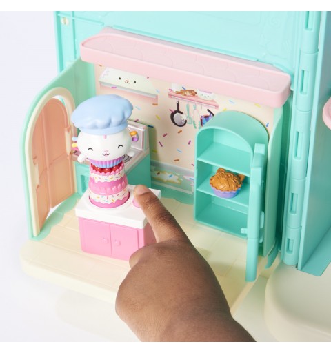 Gabby's Dollhouse Gabby et la Maison Magique - - Playset De Luxe La Cuisine De Petit Chou - 1 Figurine + Accessoires - Ajoute