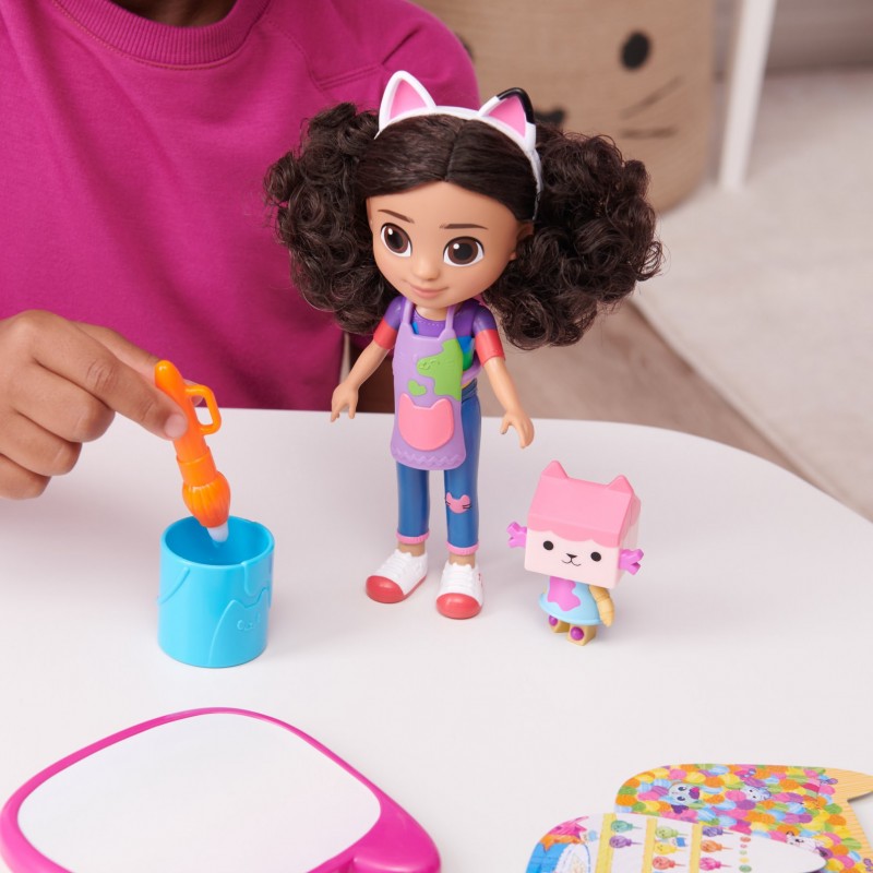 Gabby's Dollhouse , set di gioco Deluxe Crea con Gabby, bambola e accessori con lavagnetta e pennello ad acqua, per bambini e