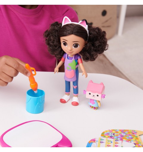 Gabby's Dollhouse , set di gioco Deluxe Crea con Gabby, bambola e accessori con lavagnetta e pennello ad acqua, per bambini e