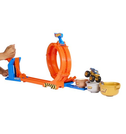 Hot Wheels Monster Trucks LOOP-AND-FLIP TROPHY CHALLENGE Playset